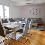 Arena With 3 Bedrooms In The Center شقة *