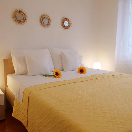 Arena With 3 Bedrooms In The Center شقة