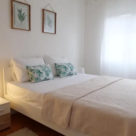 Arena With 3 Bedrooms In The Center بولا
