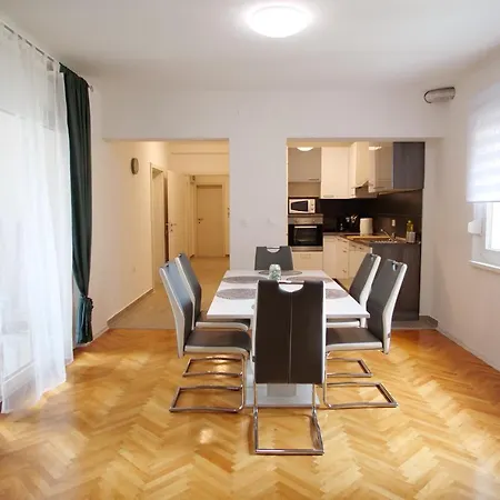 Arena With 3 Bedrooms In The Center شقة بولا